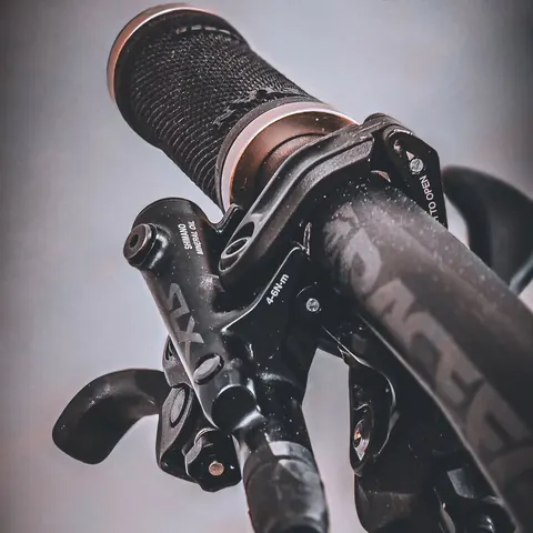 Klamka hamulca hydraulicznego Shimano XT na kierownicy roweru górskiego — serwis hamulców BikeWorkshop