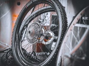 Przechowywanie baterii roweru zimą. Porady dotyczące przechowywania baterii ebike na okres zimowy.
