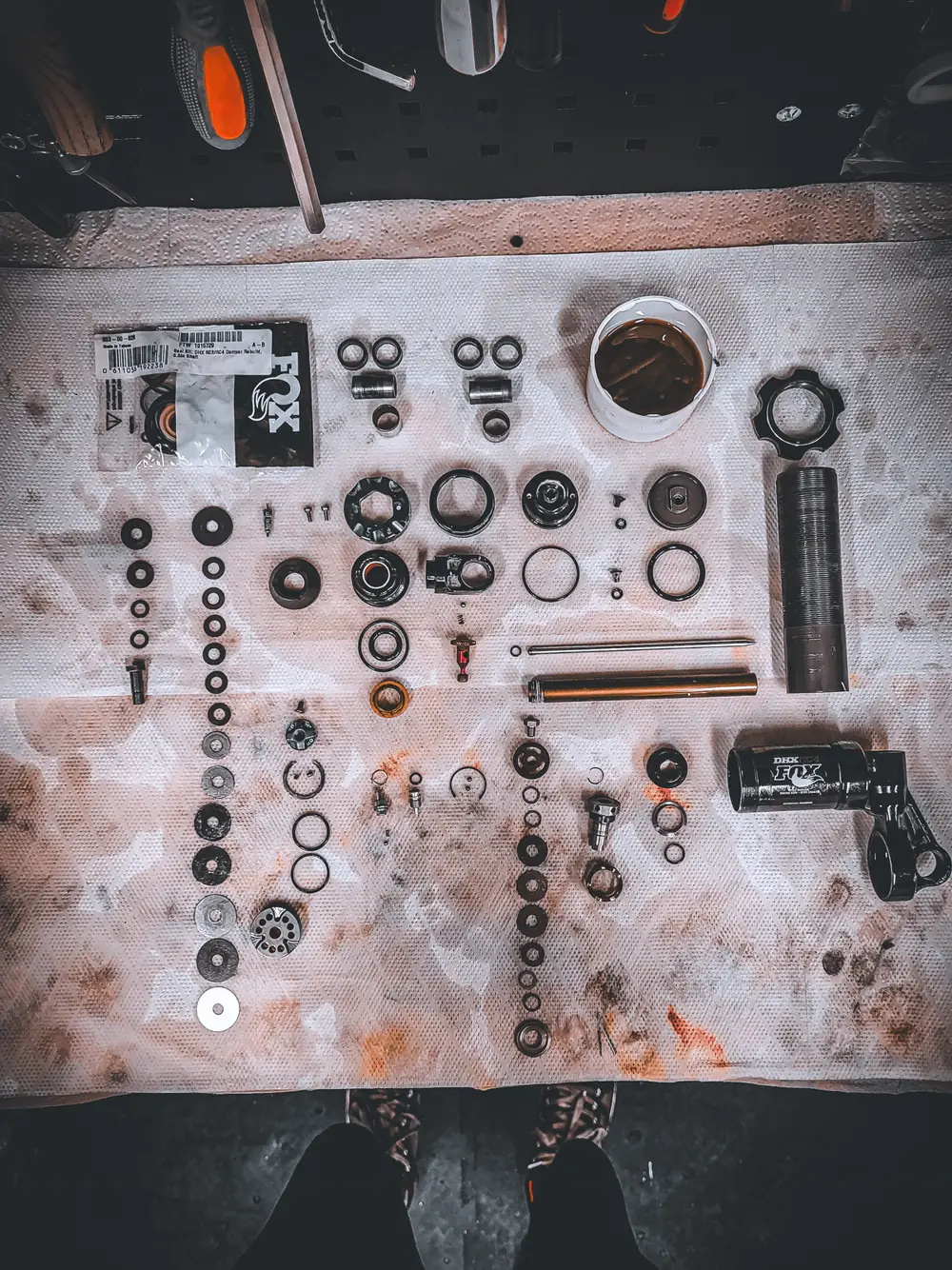 Pełny serwis Fox DPX2 w BikeWorkshop — części dampera po rozbiórce