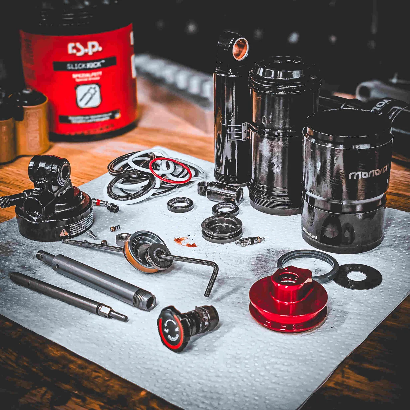 Serwis RockShox Monarch — uszczelki, olej i elementy dampera